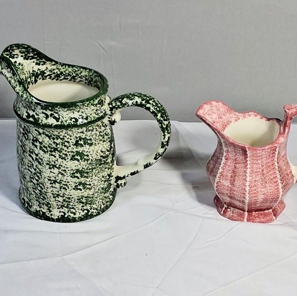 Set of 2 Christmasy Hudsonware Ceramic Vintage Red & Green Cottagecore Pitchers - Picture 6 of 10